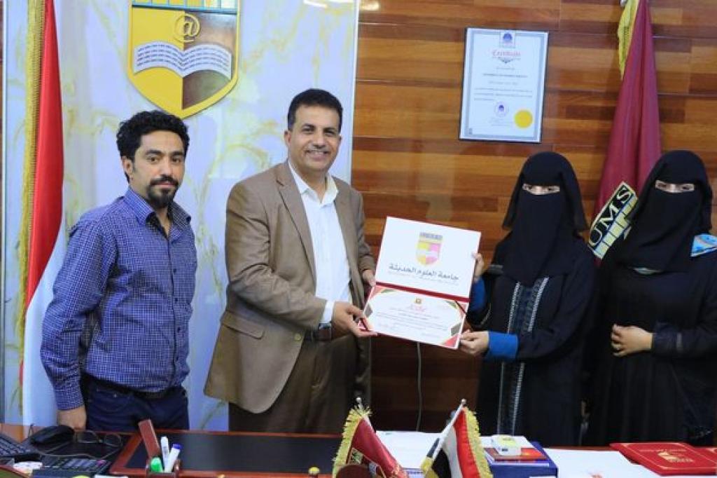 جامعة العلوم الحديثة تُكرم الفائزين بجائزة أفضل مؤثرات صوتية ضمن مسابقة المهرجان الأول لصناعة الأفلام على مستوى الجامعات اليمنية
