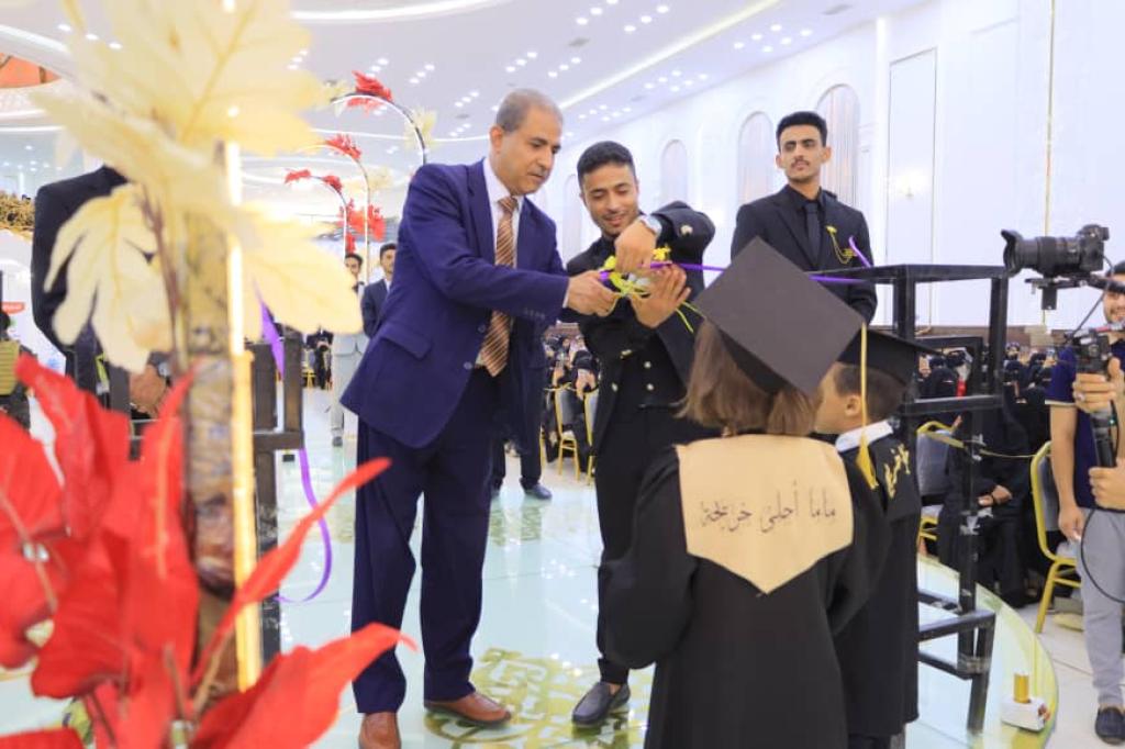 جامعة العلوم الحديثة تُودع طلابها دفعة (رواد النظم)