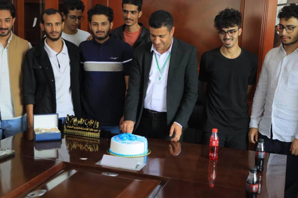 لإخلاصه وتفانيه.. طلبة تقنية المعلومات يُكرمون عميد الكلية الدكتور مجيب الأشول