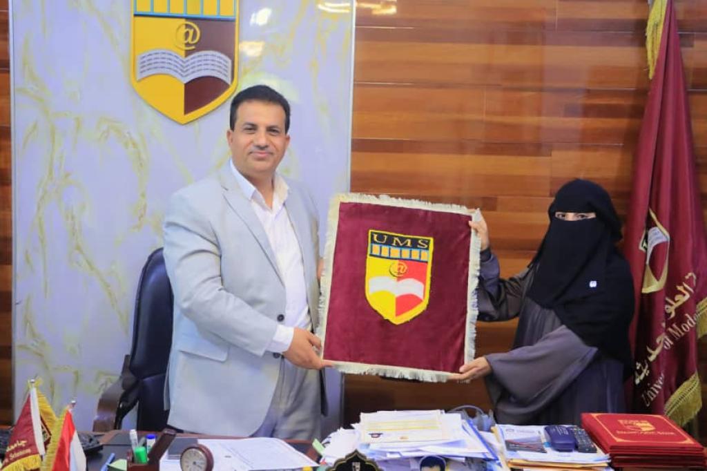 نائب رئيس الجامعة يستقبل الطالبة الفائزة بالمركز الأول على مستوى الجامعات اليمنية في مسابقة ومعرض الأشغال اليدوية
