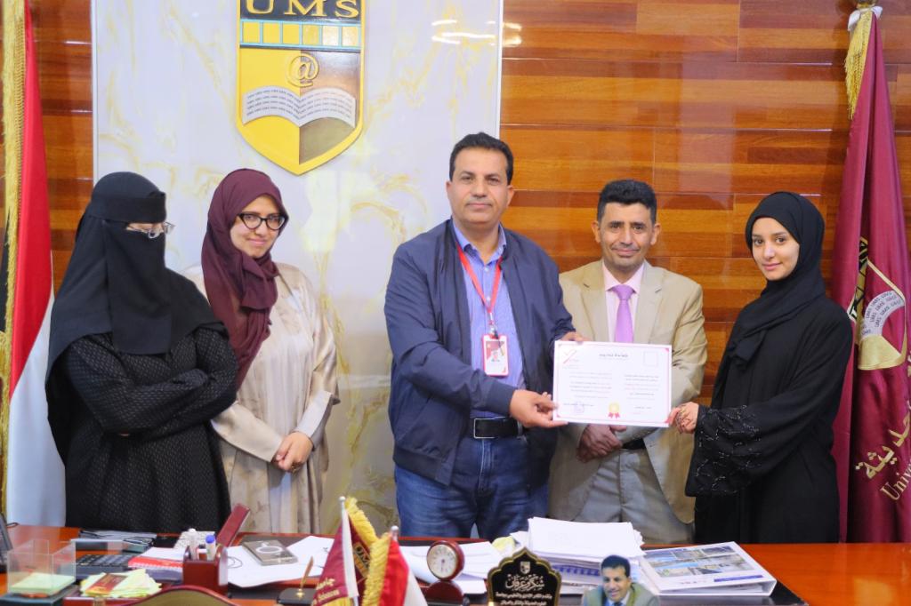 اختتام برنامج تدريب طلاب إدارة الأعمال الدولية على نظام IMAX-PRO ERP  في إطار شراكة نوعية بين الجامعة وشركة الحلول اليمنية